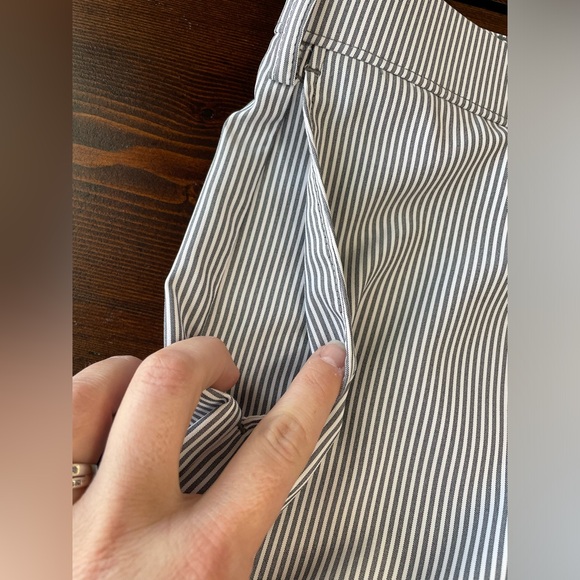 Men’s lightweight golf shorts, gray/white striped, with pockets. Size 38. EUC! - Picture 3 of 11